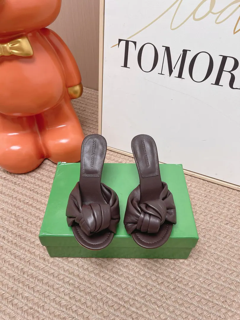 Top Version Bottega Veneta｜​​BVIt's a real Pinnius.​​ 🍷BVThis wine is a very cold twist., Use a good sheep's skin., Soft and long-lasting.. The shoe face twister design is so classy., It's a stylish and a bunch of stylish.✨. Flat design, It's so cozy., Slip-proof rubber soles, Inside and outside.OK！The wine and red is elegant., You can wear casual pants., Spring and summer are out of town., Holiday., It's perfect for commutes.～ Shoe.: Fashion. Uchi.: Lamb skin. He's tall.: 9.5cm Italian skin. Codes: 35-41（40.41Make a reservation.）