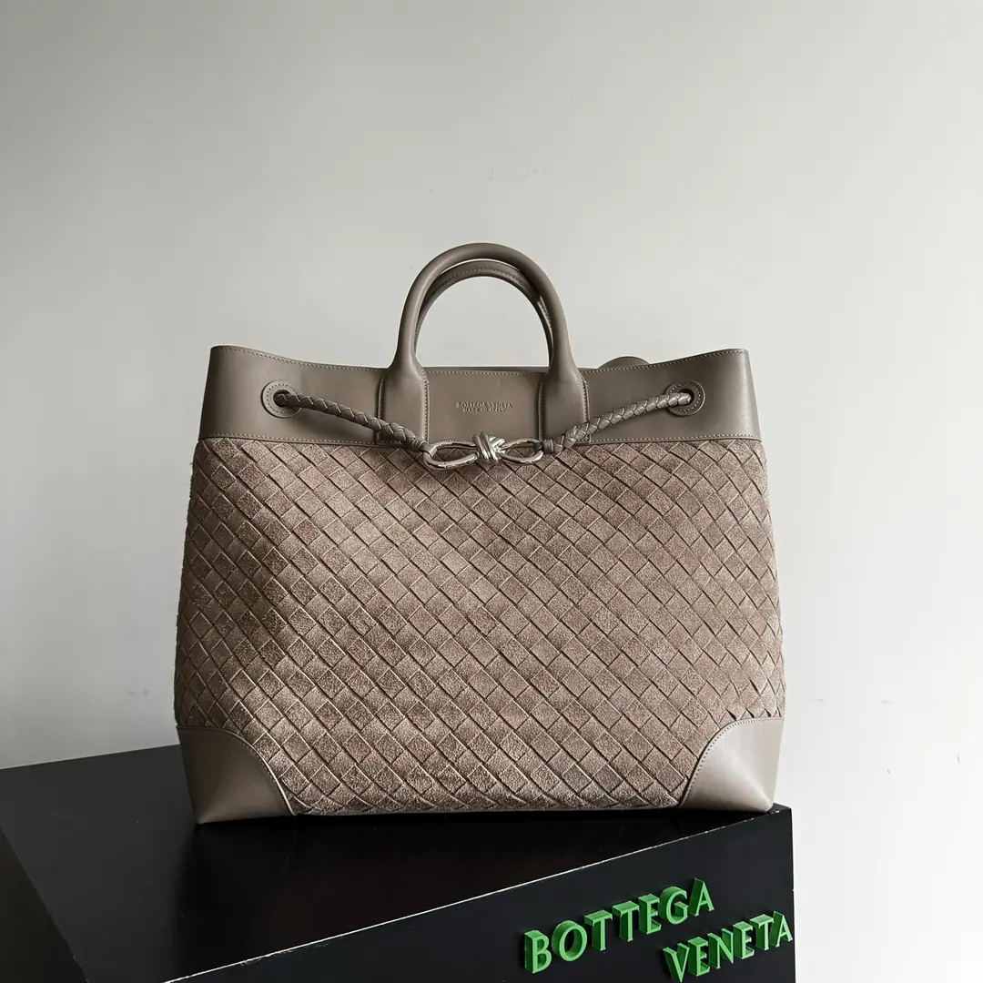 Bottega Veneta 2026New paragraphAndiamo Voyager You recommended this low-profile, luxurious creature for the big bag you've been looking for.！It's not so much as a good job., I'll take care of the day stuff., The weekend trip.. Neutral style, Designed for modern urban women and men, Weaving leather soft and durability touch, Adjustable to unwind slanted shoulder belts, I mean, whether it's a business meeting or a city adventure., You're in control of the whole place.. It's a single thing that can be accompanied for long., It's worth it.！ Paragraph: 827066 Dimensions: 43*39*20cm