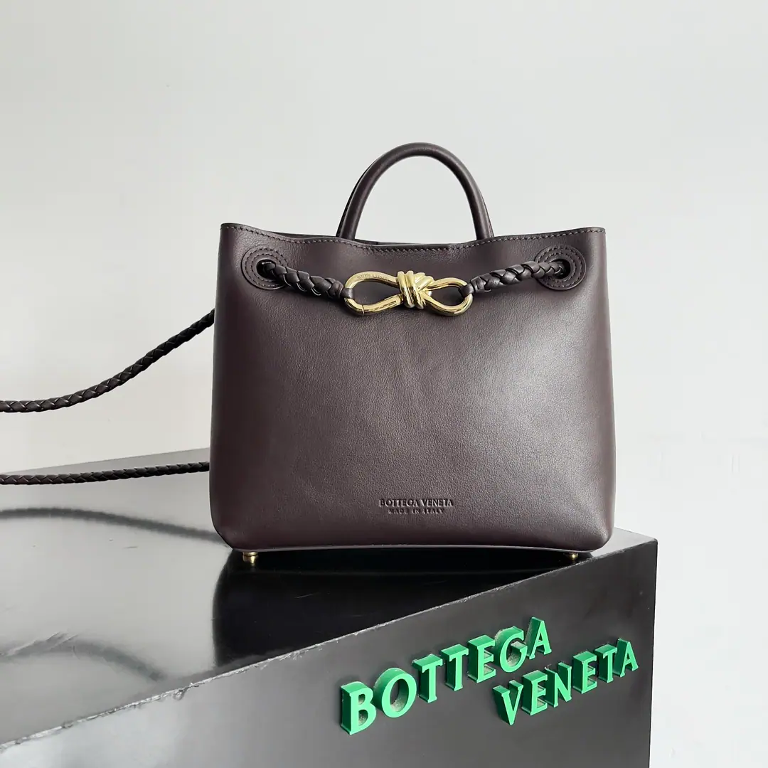 BV Full skin.AndiamoNew., A very casual eight-word button bag., It means it's a little bit self-respecty., It's a lot less burdensome for us to go shopping., But the hand is slashed and the armpit is still stunned., I've taken into account the different backpack habits of the crowd., The design of the short draft has given us more inspiration., It matches the key buttons and dolls., It'll be a little pen in the middle of the table., The strokes and modernity can be perfect.🫧🫧 Paragraph: 810213 Dimensions: 25*22*10.5cm