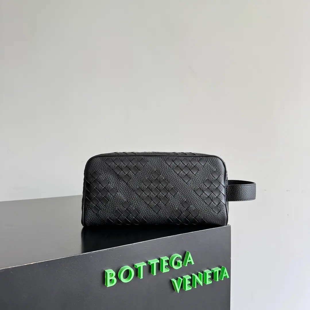 BOTTEGA VENETA New paragraphINTRECCIATOClassic washing packs., A fine geometry of the finely finely twilighted skins of cattle and light-faced little cow., The choice of a person of character., The low profile of luxury is its brand interpretation., You like to be quiet.BVIt's the first choice.~~ Paragraph: 729295 Dimensions: 26*13*10cm