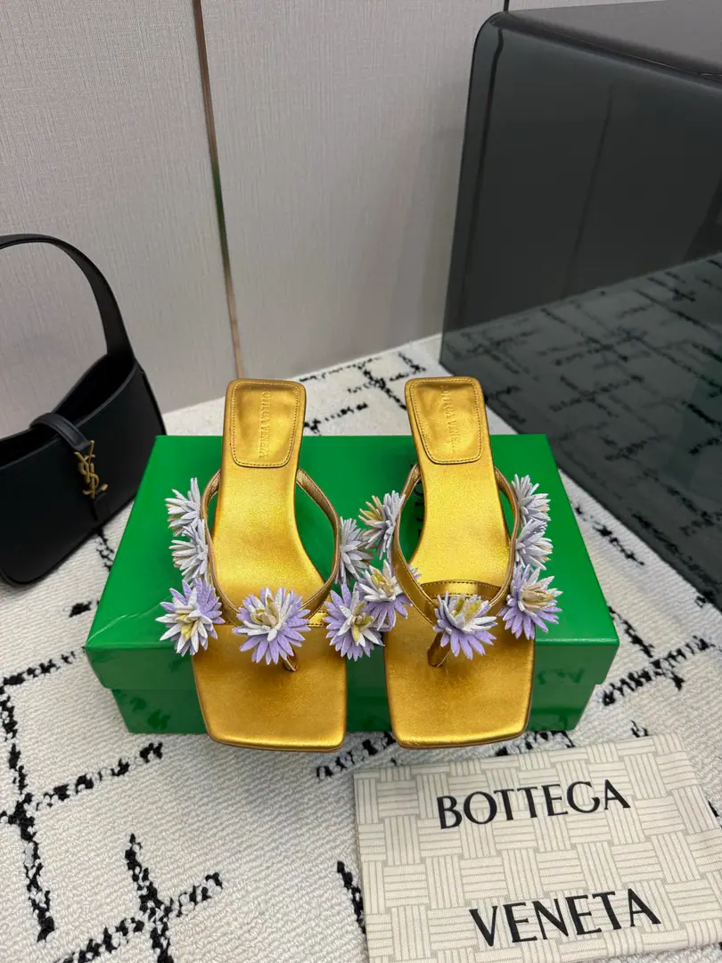 Top-level high-end version Repurchase Quality BottegaVeneta2026ssShoes.. BVThe money's a big deal., ins&Little Red Books are super-hot.！The upper foot is so sexy.！It's so beautiful.！There's a reason to get a fashion wind., The comfort of being trapped. It's not heavy, it's not tired., Original custom fabric Compare market top version. This big knitting shoe is so sophisticated.！You're a good-looking, fairy. It's a fashionable and design-oriented thing. And they're all very, very well worn., Especially with a skating tape cushion on the bottom of his heels., It's practical and qualitative., It's a good job for a working family.💃🏻 Comfortable design with inner courage. It's a great design. One of them is a personality. The tide of the monolith. Use Italian skin. Bio-plastic process Slippery comfort. He's tall.: 5cmand9cm Codes:35-39（34.40.41.42.43Do it., No, no, no, no, no.） Packaging: Top-level high-end package