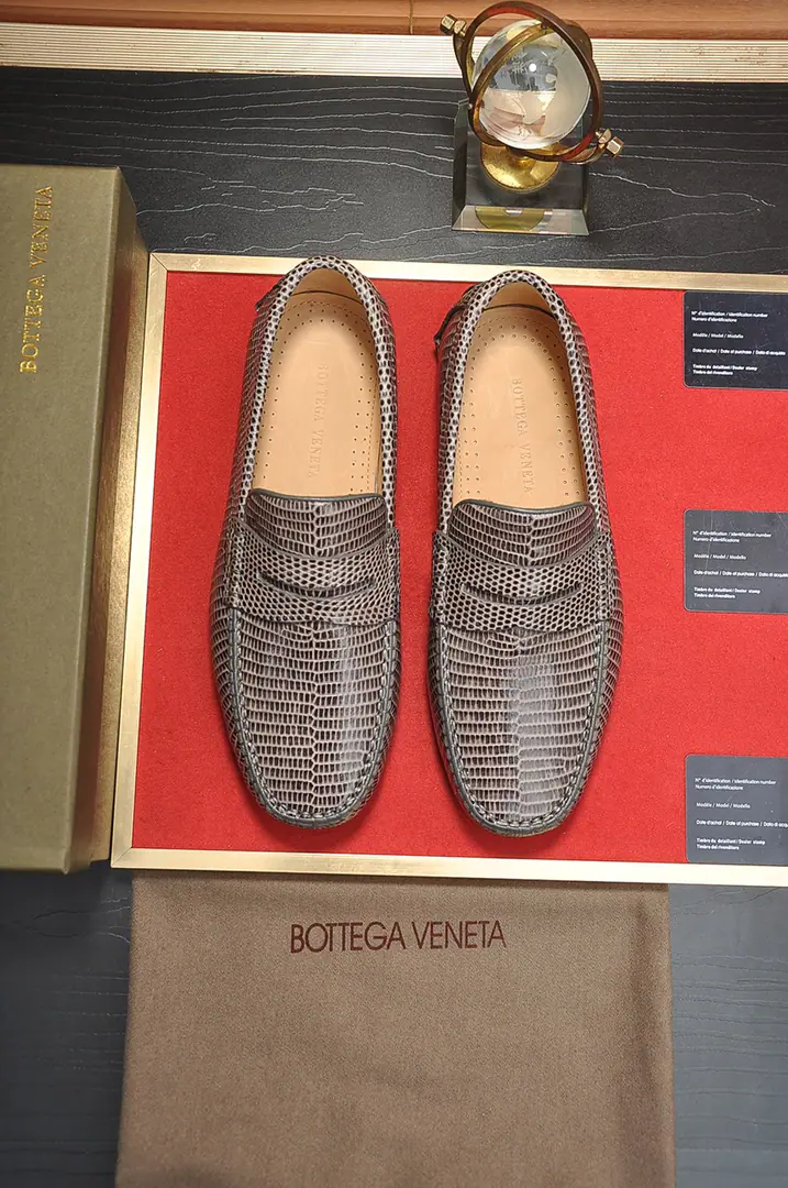 Get out of the factory. 【Botteg Venetta(BV)】（In the whole cow's skin.）New exclusive. New money for the network. Top-of-shoe calf skin made above the shoe surface A delicate touch. The quality of luxury. For men's delicate weights. It's a noble place to be. A carefully designed Mark hand-made stitch. Fluid Lines Inside the whole cow. Sweatwash comfort. 38-44