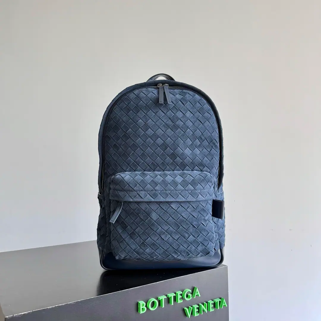 BOTTEGA VENETA New paragraph Intrecciato Weaving two shoulder bags, ♪ To keep the brand of classics ♪💼 Unique knitting process, ♪ Combine soft velvet with hard light ♪, It's a visual and tactile contrast., It's a little younger and more stylish than a pure weaving.. A simple look, but a high-level recognition., Large-capacity space for office commuters, We can load the files., Digital equipment, It can hold the daily things.. Autumn with a windcoat., A sweater or a knitting suit., It's a warm, high-class recollection.✨. Paragraph: 828117（730732） Dimensions: 30*46*14cm
