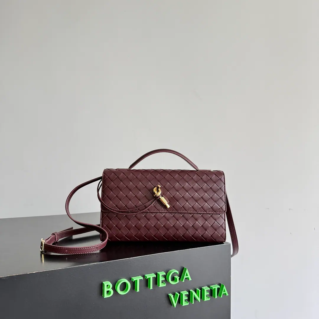 Paragraph: 814398077 BVThe Fluttershy. 26 Winter New Andiamo Clutch 25New✨ ClassicIntrecciatoHandweaving, Plum-skins., ♪ My hands are tender and tender ♪, The long-term stunned., You bring a very short handle., Combination with a long shoulder belt., Handy., Slashy, One pack unlocks both styles.. The lock details are fine., No exaggeration.logo, It's all about the process.. We're running out of capacity., Cell phones, Pizza., You can take lipstick., No matter what the holiday gift.🎁, It's all right to have a nice little bag for yourself.～ Dimensions: 24*13.5*7cm