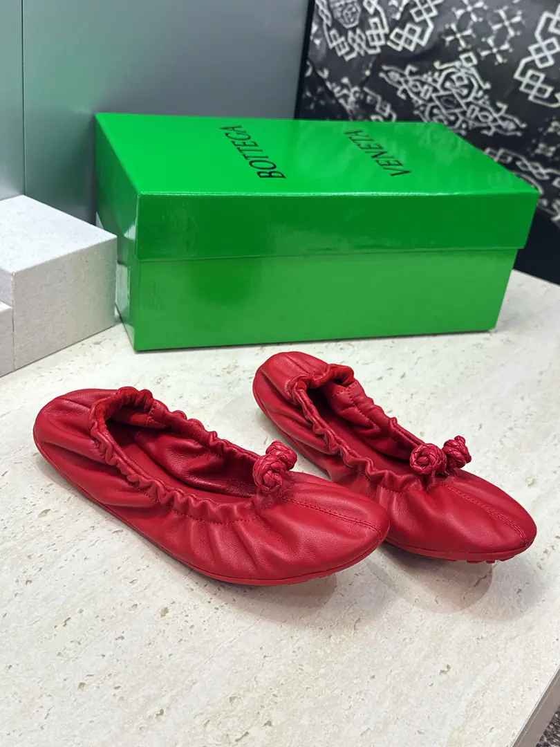Plant prices Top Bottega Veneta The Fluttershy.2026Spring and summer, Mary Jane Ballet. BVLetterlogoA square head weaves dancing shoes. Material:I'm a mixed-skinned goat.+In the skin of the sheep.+Original modeling slides over base Size: Female size35-42(40.41.42Custom without re-offer）