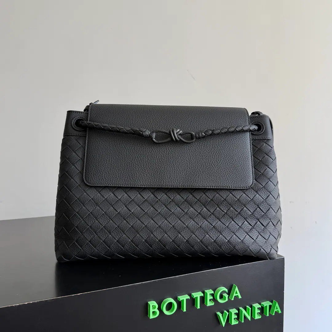 BOTTEGA VENETAThe new one from the Fluttershy.ANDIAMOMailman's bag., The master of the Fluttershyss is beyond doubt.Andiamo, This mailman bag is a man and woman commuting machine.💪, I can see the designers have used a lot of little ideas., The slashing belts are very easy for the working elite to carry work logs and office supplies., Inside, there are two large compartments and a small layer with zippers., The partition here is not undemotable., The fixed single floors allow for lighter action when going out to work., Avoiding excessive accumulation of small items. This time, we'll use a soft, scalding skin., It's warm.🦌, All metal parts are black and black., - Niceness.🆙 Paragraph: 807715 Dimensions: 37*26*13cm