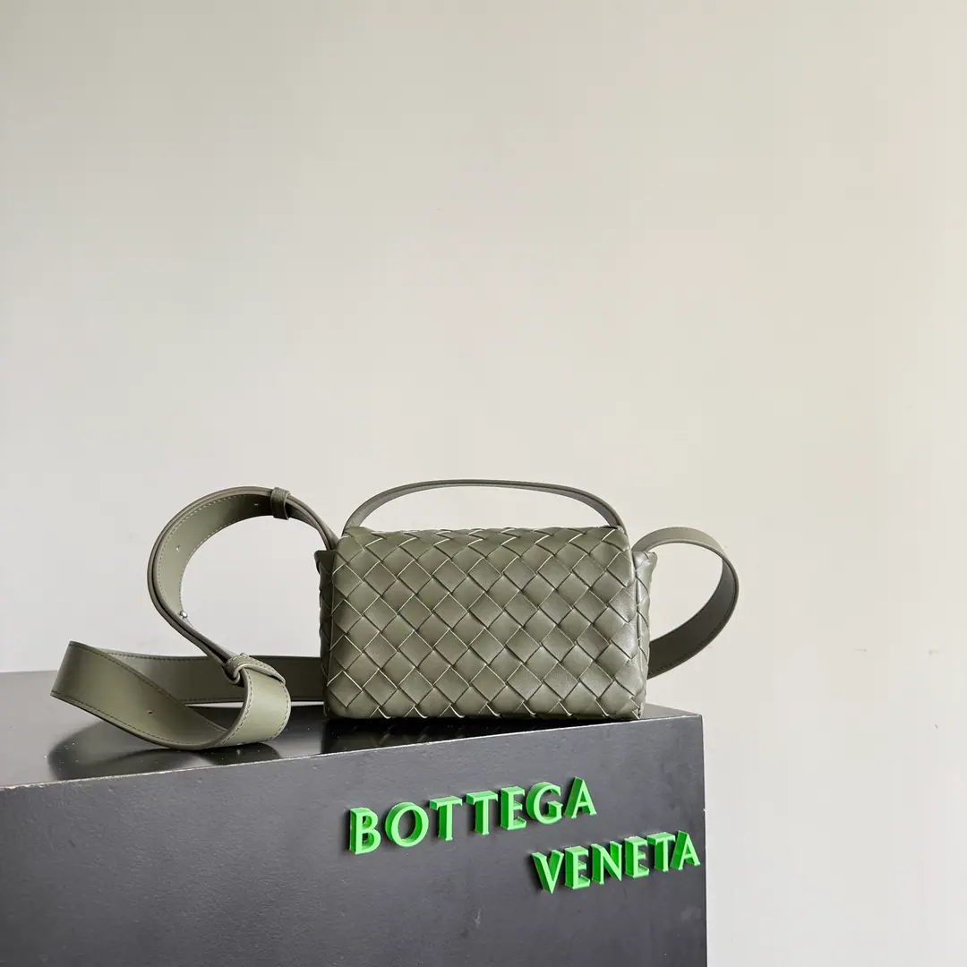 BV 26 The early spring new money. Intrecciato Mini Bag Full functional score！ The classic knitting process is a magic square., The line of square justice fills the mesmerized wind., Boys are so good-looking., Girls are so cool.～The skin of the cattle is resistant to the milling., The daily work is not in any way painful., SliplineNappaLittle sheep's skin., Feels so good.～With two shoulders., Short shoulder belts can be broken., Long shoulder band is fine., Handheld or slashed toggles super-flexible, The caps are designed to be steal-proof and sharp., Cell phones, Wallet., It can be loaded.. Daily commute, It's a good look for the way out.. Paragraph: 857931 Dimensions: 20*12*6.5cm
