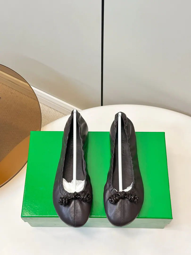 BOTTEGA VENETA ｜BV Fantasmina- Ballet shoes. Fantasmina Ballet shoes are inspired by dance beauty. Use Spanish lamb skin., ♪ Touches soft and smooth ♪. Hand-wounded ropes and shoelaces, Become a special visual light.. Unique stocking suites are fit-for-foot, The rubber soles are pelletsed with granular threads., Walk soft and smooth.. Soft and fashionable dress and trousers, I'm going to work or take a short trip., ♪ And it's easy to create a gentle and relaxed atmosphere ♪. Codes35-40（40.41.42Make a reservation.）