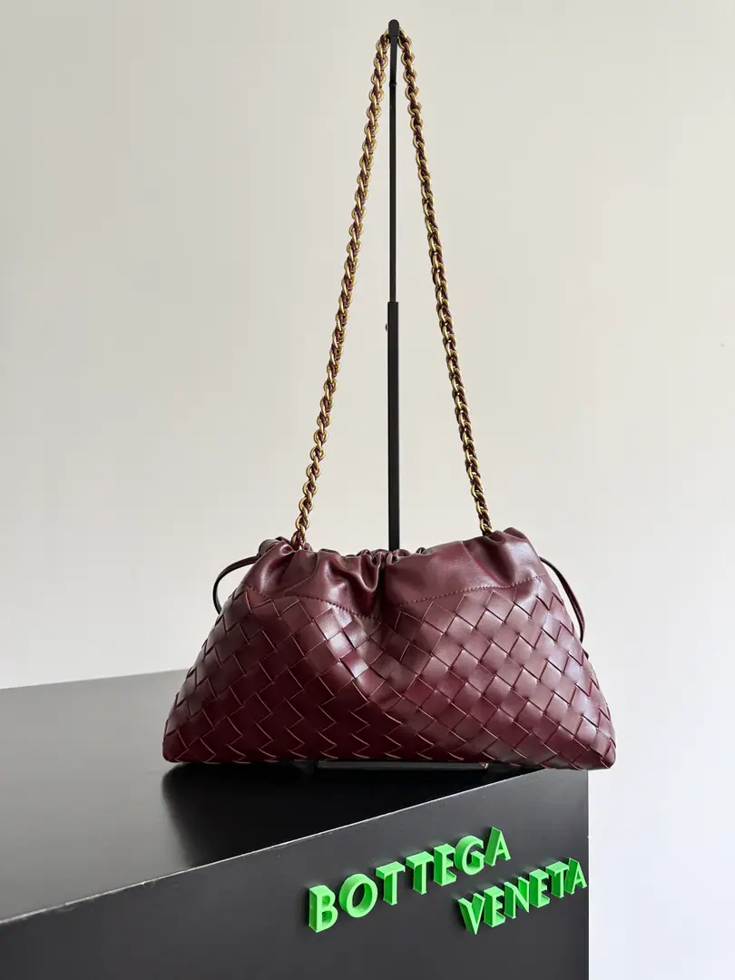 BOTTEGA VENETA 2025Ms. New.Dustbag NotteHandbag. It's always popular when it comes to the market.Dustbag- The chain clause.！！The handbacks remind you of the classic bag.Pouch, Light and elegant., The retained rope design allows the bag to be used as a armpit., Longer chains., It's a perfect match for the girls who like to free their hands and slant their backpacks., No matter what kind of back-up., You can change your back based on the occasion and the mood of the day.🪄🪄I got a wide-ranging package., It's the rainy season., The weather is hot., The bag can accommodate small umbrellas and water cups easily., The inside is nylon., And it's so easy to carry., It's perfect for summer. Paragraph: 839394 Dimensions: 33*19*8cm
