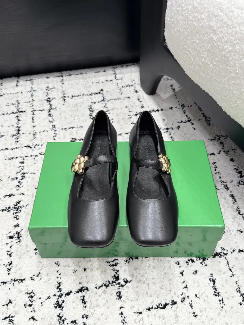 Bottega Venet*26/ The new spring and summer metal is tied to Mary Jane's shoes. One word with Mary Jane's classic., ♪ And the backs are firmly tied ♪, Walking and walking are not easy to slip down., And it's a balance between beauty and utility.. A shoe-type design for Asak., ♪ Sneak the legs ♪. ✔️Shoe.: Lamb skin. ✔️Uchi.: Lamb skin. ✔️Otsumi!: It's a real piece of shit. ✔️size: 35-42（40 41 42Custom without re-offer）