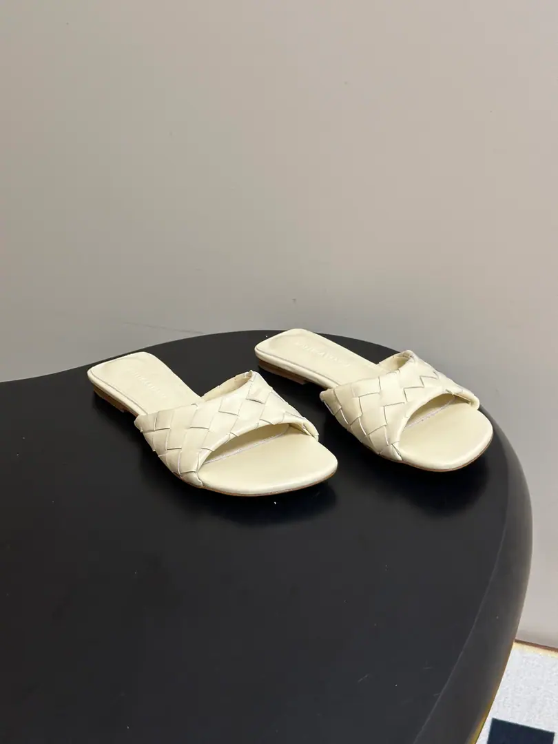 Top Quality BOTTEGA VENETA The Fluttershy. 2026Summer New Money BV LiviaMuller weaves sandals, squirts. ClassicIntrecciatoHand-weaving mythology, 12mmSoft and bottom height, ♪ Step on the loose ♪. The head is a very simple line., Low-saturated leather with a lot of gas.！Daily commute, It's all right for vacation., Low profile.logo, The quality is the best sign.！The beautiful fairy slippers are here.💥The money's gonna be tied up with Muller.！The delicate import is so soft and the skin is so strong.！Fine twisting decorations Jane is a very valuable man.！Low heels aren't tired., It's a steady walk.！Spring and summer just needed a single.！You can put on any dress., The pants are so emotional. The rich family is so full of slobber and slobber.！The Fluttershy. Bottega Veneta For every woman who walks around.. Shoe.: Customize weaves of cattle skin Inside, put your feet on the inside.: Bullskins. Shoes under the sole.: The Italian skin is a big thing. Codes: 35-39(40.41.42I'll make sure I don't change it.)