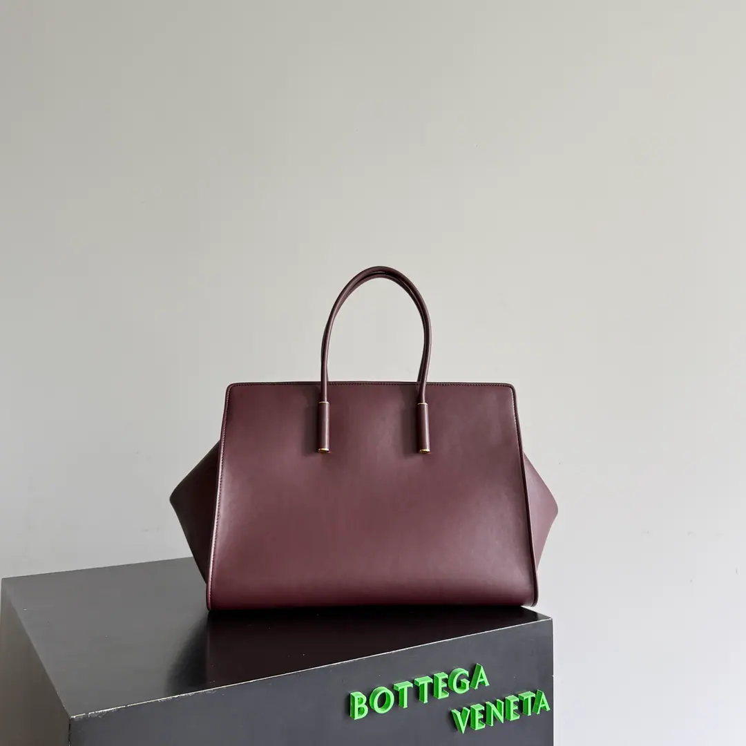 The latest one is coming.👉♪ And all the calls came out ♪🥰 BV BarBaraAll Pitot's bags., A violent attack.✨ ！A tube handle with a low profile brass., The details are all about the process., A contour of the architectural senses of the square made of the film, It's so cozy and so inclusive.~ The zipper's all right., The whole money is more of a seal.！A little sheep's skin., Soft and luxuries., The contents of the collection of makeup mirrors are very good.～♪ Bringing a sense of luxury to yourself ♪, I'll just take it out and I'll have my taste.. It's so big and out of reach., Telecommuting, Date, One pack for a short trip., The workers are ecstatic.！The wide shoulder belt is completely untangled., And self-respect is friendly.. Paragraph: 868327 Dimensions: 37*27*24cm