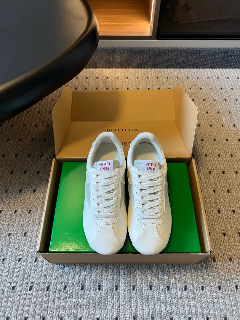 Top Quality Bottega Venet*BVThe new morning and autumn regenerate and refreshment shoes. A low-profile, high-level atmosphere with a softly re-reading ancient culture., Sides of a light colored block that spelt into the atmosphere., The white stripes are a hundred times a day., The shoe tongue label details are very low profile., The whole version is easy to read., No extra plethora of designs.. Very simple regood-style combination low-key impact design, ♪ To abandon the preposterous decorative master of quality ♪, You can't be so quiet about it., I'm gonna be easy to keep up with the routine., It's a classic shoe with a regular foot.. Shoe.: Importing cow skin Uchi.: Lamb skin. Otsumi!: Original version to open size: 35-41Code（40, 41Code custom is not to be changed）