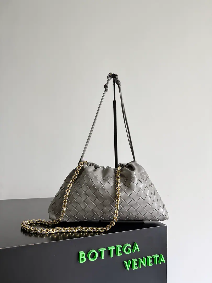BOTTEGA VENETA 2025Ms. New.Dustbag NotteHandbag. It's always popular when it comes to the market.Dustbag- The chain clause.！！The handbacks remind you of the classic bag.Pouch, Light and elegant., The retained rope design allows the bag to be used as a armpit., Longer chains., It's a perfect match for the girls who like to free their hands and slant their backpacks., No matter what kind of back-up., You can change your back based on the occasion and the mood of the day.🪄🪄I got a wide-ranging package., It's the rainy season., The weather is hot., The bag can accommodate small umbrellas and water cups easily., The inside is nylon., And it's so easy to carry., It's perfect for summer. Paragraph: 844626 Dimensions: 33*19*8cm