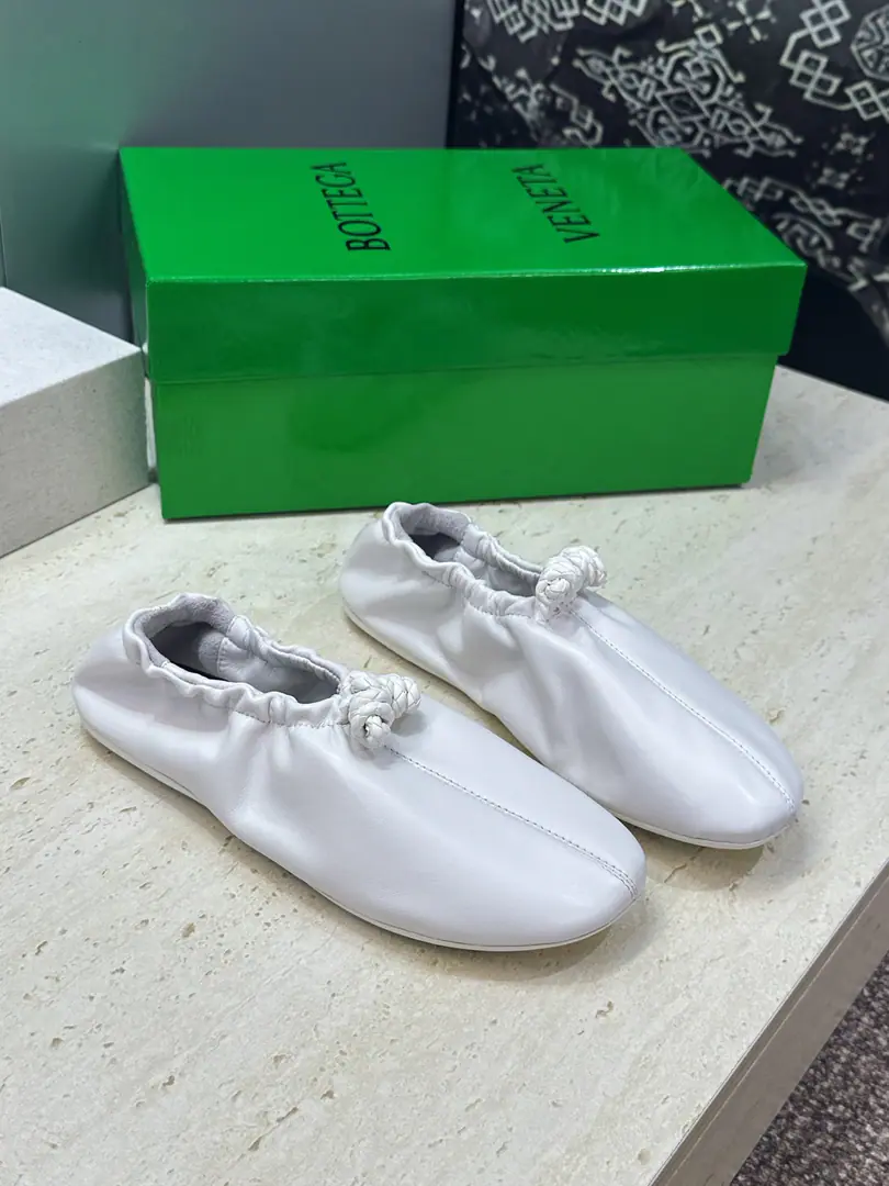 Plant prices Top Bottega Veneta The Fluttershy.2026Spring and summer, Mary Jane Ballet. BVLetterlogoA square head weaves dancing shoes. Material:I'm a mixed-skinned goat.+In the skin of the sheep.+Original modeling slides over base Size: Female size35-42(40.41.42Custom without re-offer）