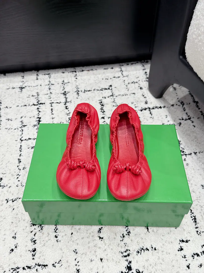 Bottega Venet* 26/♪ Wrinkled butterfly with ballet shoes ♪ Natural wrinkles give shoe-faced muscles. The shoes are all right with the feet. Artificial rope decoration adds a gentle sense of detail. The round shoes are a little lazy. With a long knitting skirt or a long-legged pair of pants that create a loose atmosphere with the sex. A man who is fit to live in comfort and beauty makes a gentle and simple tone of his day. ✔️Fabulous.: Import of sheep skin ✔️Uchi.: Import of sheep skin ✔️Otsumi!: ZP♪ And the whole thing ♪ ✔️Size: 35-41（40.41Do it.）