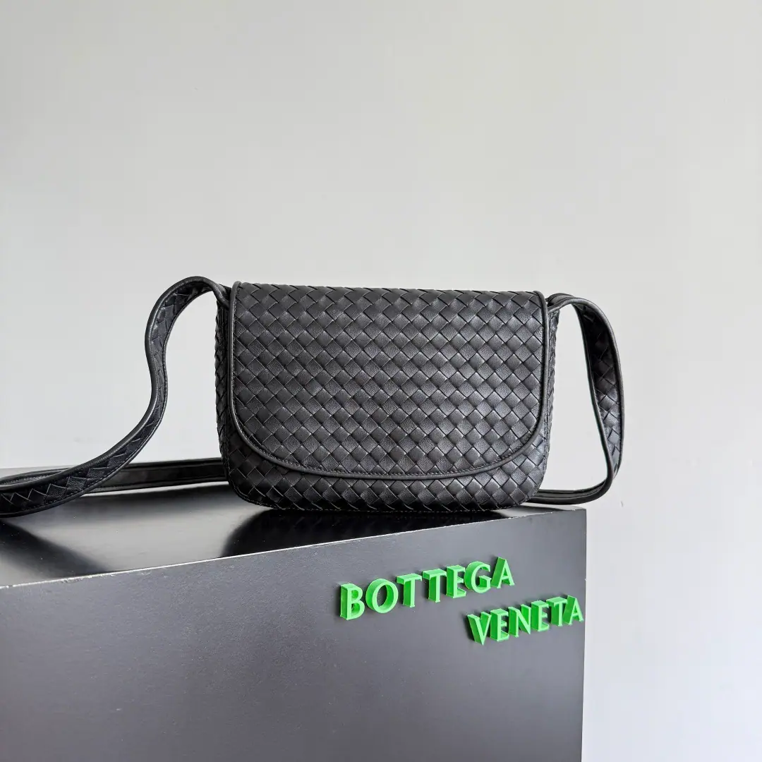 BOTTEGA VENETA2025NewVenetoRoll your backpack. The zipper was changed from the previous zipper to the cap design., It's safe and fashionable., And the money is more men's., Girls love it.❤️But the zipper's still in the system.. Not only is it comfortable, but the atmosphere is still stable., It looks more leisurely., It's for a variety of commercial recreational clothes.😊Add sex with sex, Make the suit more complete.. Weavers look older than old money., And did roll-by-hand processing.. It's for shopping., It's a routine scene like telecommuting., It's cozy and it's so good.！💼 Paragraph: 843836 Colours: Black Dimensions: 26*18.5*5cm