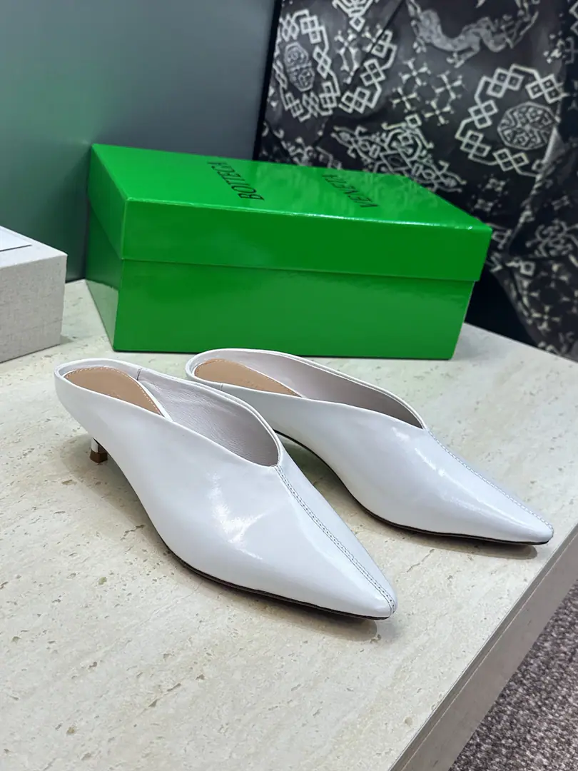 Plant prices Bottega Veneta The Fluttershy.2026Spring and summer, low-skinning with Muller's girl shoes. BVLetterlogoPointy sandals. Material:Shoes imported into the waxed cow skin+In the skin of the watered cow.+Italy is a big-ass country. He's tall.:4CM Size: 35-42(40.41.42Custom without re-offer）