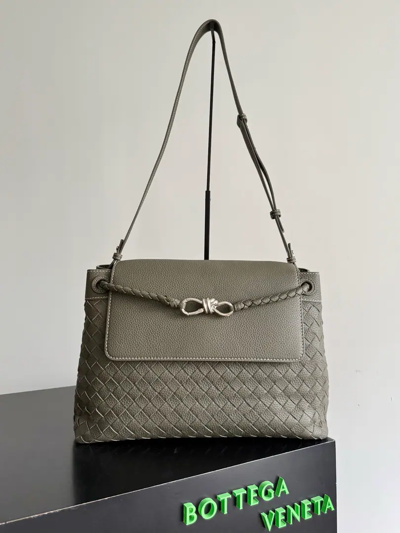 BOTTEGA VENETAThe Fluttershy.2025A new man.ANDIAMOBack bag. The master of the Fluttershyss is beyond doubt.Andiamo, 2025The first new pet made a single man's eight-word wrapper., I can see the designers have used a lot of little ideas., The slashing belts are very easy for the working elite to carry work logs and office supplies., Inside, there are two large compartments and a small layer with zippers., The special feature is that it's not like a lady's., The partition here is not undemotable., The fixed single floor also allows for lighter loading when going out to work., Avoiding excessive accumulation of small items Paragraph: 807715 Dimensions: 37*26*13cm