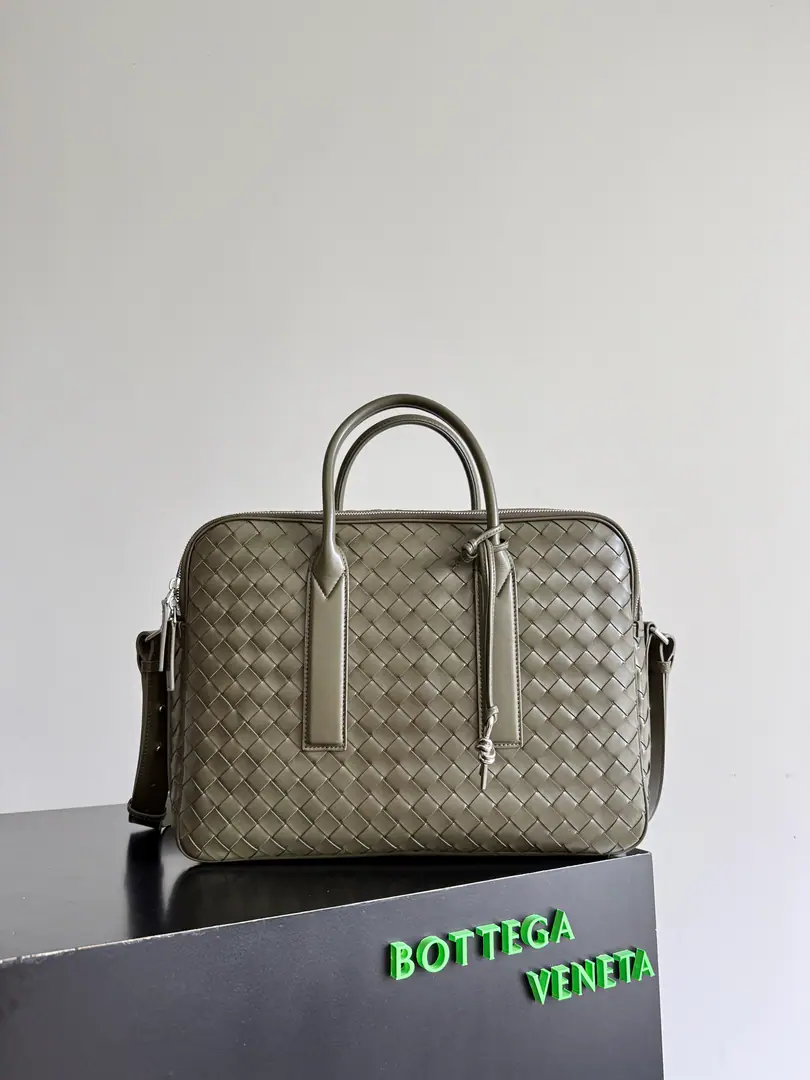 Paragraph: 766361 Have you seen the briefcase you can carry?😉😉 BOTTEGA VENETAThe Fluttershy.GETAWAYBig-deal briefcase., The flimsy utility is a big sell-out., The design of the shoulder belts won't be burdensome even if it's worn for a long time., You can be a part of business meetings and daily hard work. Dimensions: 39*28.5*8cm