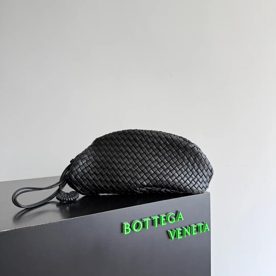 Bottega Veneta Show money.OndaHere comes the bag with the hand.🥳！2026Summer New Money, Use classic Intrecciato Weavers shape wave-like shell shapes, And in Italian, the waves.（onda）Name of the word, Through the art of interpreting romantic poetry from the ocean.. The bag is soft.NappaThe skin of the lamb is weaved., The contours of the circle are shaped by the cushioning process, Touch it.QQThe bullet is strong., Top is for invisible magnets., With a leather-dismantling hanger., Cell phones, I can easily load my daily supplies like lipstick.. Paragraph: 867352 Dimensions: 40*15*15cm