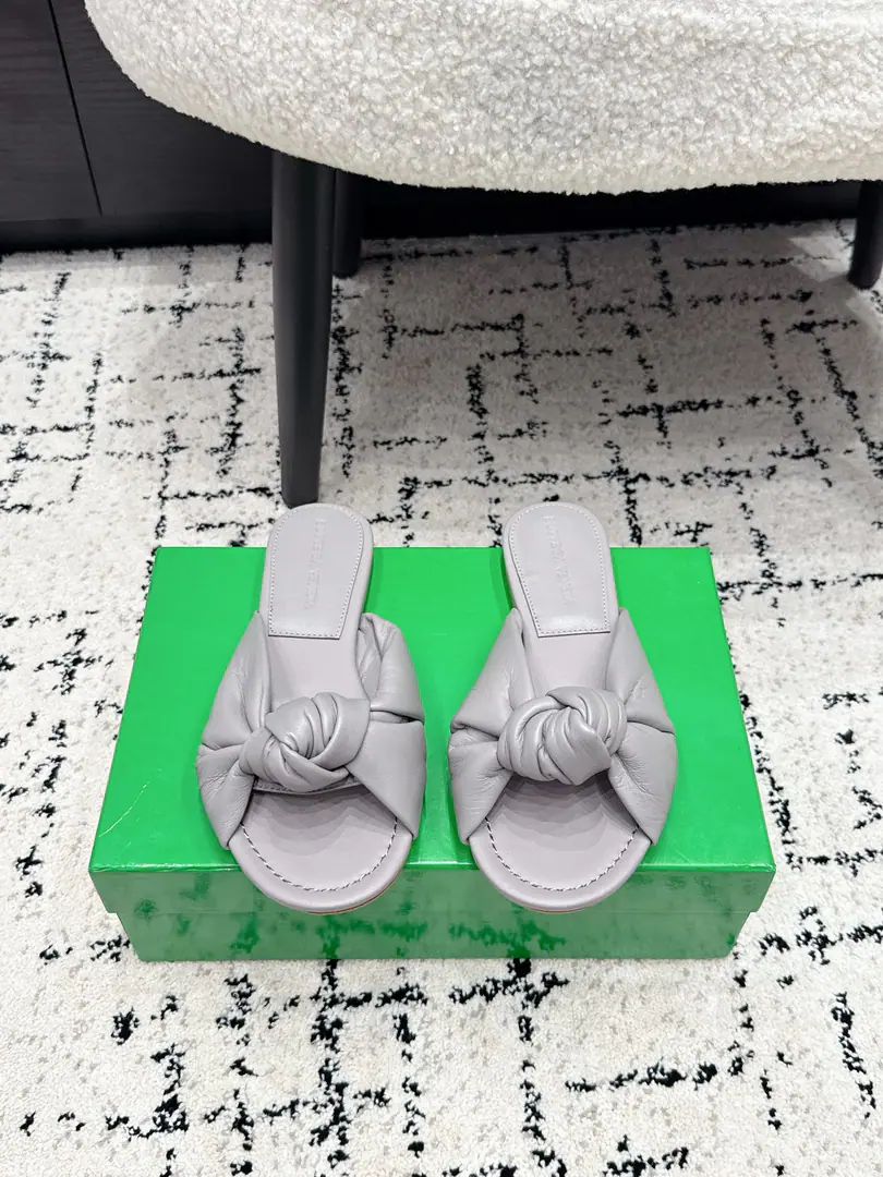 Bottega Venet*26/ Summer New Money tore Muller into a cold. A laziness and a fine touch., Welding the loosely gas to your feet with a symbolic twist of knots to brighten your soul., Soft materials are naturally interwoven on the shoe., No extra decorations., But with a sharp line and a soft contour., And I'm going to show you a little bit of a low profile that's unique to the brand.. A variety of low-saturated color-adaptation features are adapted to different patterns., From daily commute to leisure time., It's easy to be a good spot.. And a pair of self-carried laxity.buff, The combination of dreary legs is a casual French laziness., With a simple dress and a second to become soft and sturdy., Even a cowboy's single item can hit a fancy spark., Easy to squeeze different styles.. ✔️Fabulous.: Lamb skin. ✔️Uchi.: Lamb skin. ✔️Otsumi!: That's a big one. ✔️size: 35-42（40 41 42Do it.）
