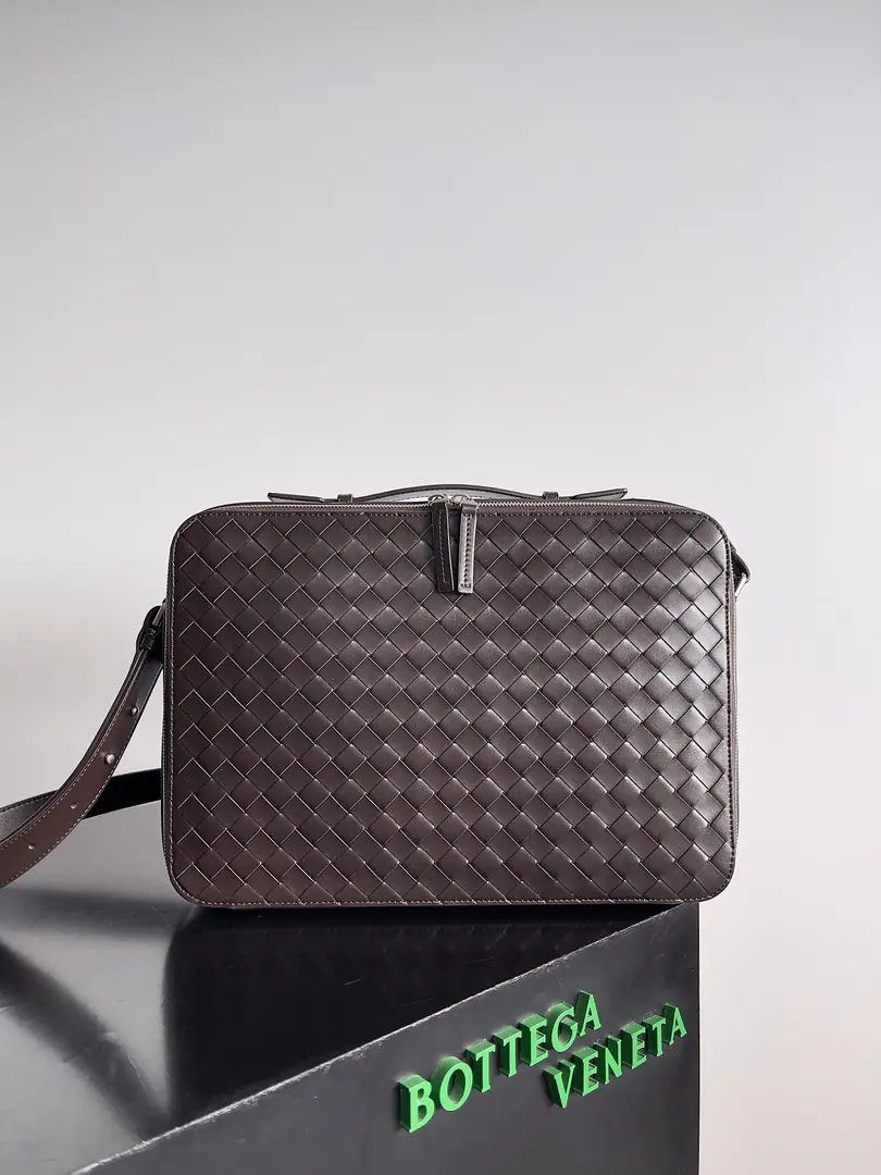 ♪ And the first new one ♪Bottega Veneta Men knitting computer bags, Reconciled to remove the belt and scalable lifter, No one's visible.logo, But with the most luxurious carved leather.. Leisure, You can match the dress., The choice of the job.. A fine leather knitting process., It's full of high-level stuff., It's a simple design and unique design., It'll definitely make you fashionable in the air.. Dimensions: 38*25*6.5cm