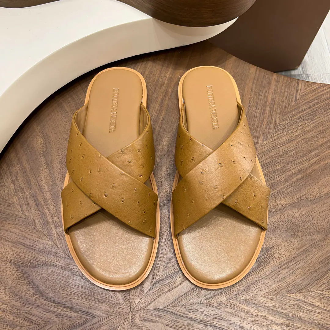 🔥 BVA lightly and lightly man drags a tow. BOTTEGA VENETASame quality., Select Ostrich Skins, It's delicate, sophisticated and dutiful. A simple word for broadband design, Nice and impressive., Low profile luxury. Base level slides down., The shock is comfortable., I'm not tired of walking. ✅ 39–44Code 38/45/46Customable ✅ Black/Brown./Ash/CHOI Ching4Colour Optional Summer with shorts., The spare pants are so beautiful., The Luxury Party closed its eyes.！
