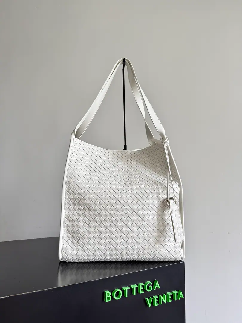BVNew paragraphCorriereTotbag., Long-termism is blinding.🥰! ClassicIntrecciato 9x12Weaver process, The whole one.NappaA little sheep's skin., It's very warm and warm.. Pine liner.+Magnetic button opening+Proprietary leather key button., The details are so patient.. You can do it in a casual fashion., A good one., Computer files available in large capacity, A hundred sets of styles.. Leather Side CombinationBVClassic Weaving, Self-respect., ♪ Shoulder without shoulder ♪, The long shoulder belt is not moving., White is clean and clear.. Paragraph: 867484 Dimensions: 34.5*36*21cm