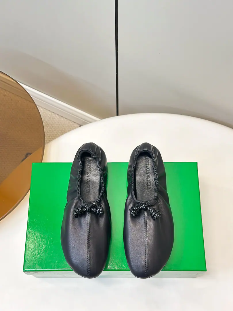 BOTTEGA VENETA ｜BV FantasminaDeep Floor Ballet shoes. Fantasmina Ballet shoes are inspired by dance beauty. Use Spanish lamb skin., ♪ Touches soft and smooth ♪. Hand-wounded ropes and shoelaces, Become a special visual light.. Unique stocking suites are fit-for-foot, The rubber soles are pelletsed with granular threads., Walk soft and smooth.. Soft and fashionable dress and trousers, I'm going to work or take a short trip., ♪ And it's easy to create a gentle and relaxed atmosphere ♪. Codes35-40（40.41.42Make a reservation.）