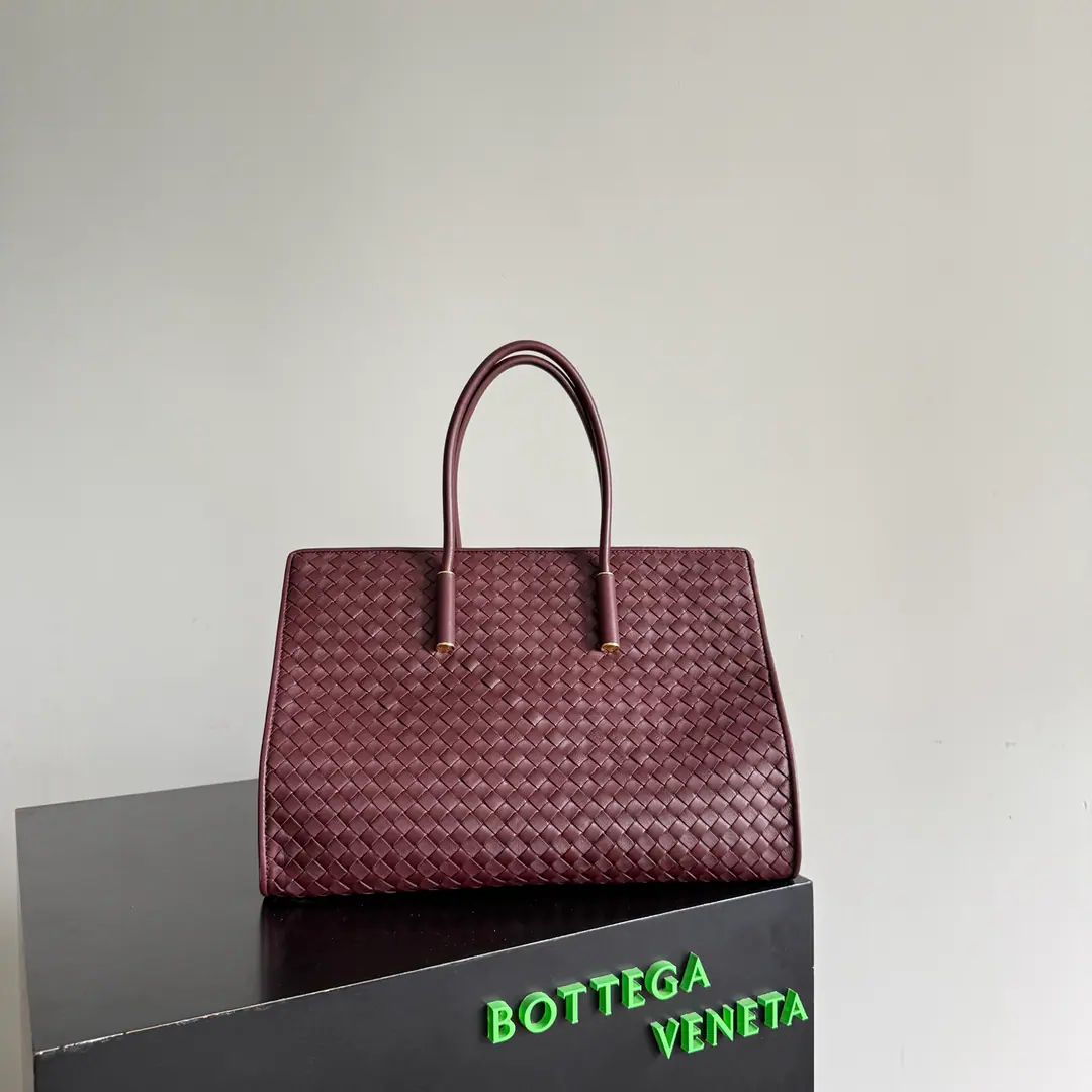 Bottega Veneta BarBaraTot's bag was full of buttoned attachments., MatchDustbagSeries knitting rope bag used, It's a strong union.🤩 Usefulness and Colours Double Online, A soft-handed hand to the boner., Super-capacity super-capable., All commuters.holdStay.~ Paragraph: 868327 & 868505 Dimensions: 37*27*24cm & 29*25*6cm