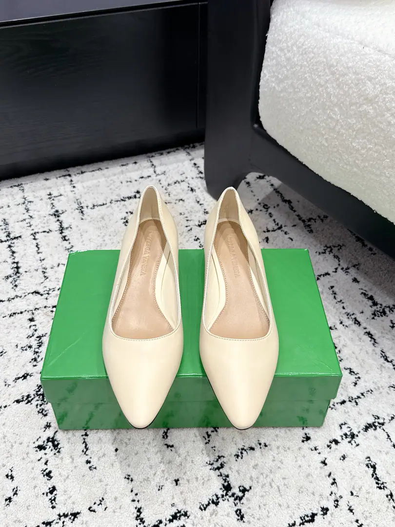 Bottega Veneta26/ New paragraph Brief Cats and heels. A stale, stunned design., Perfectly modulated feet., The upper leg is a fine foot., Just pull the legs off., The air is full.. The very simple shoe line is not extra decorated., I'll put my high senses in my bones., Low profile and expensive., It's a totally professional attack.. It's easy to fit into all the styles., Whether it's a simple-looking suitor or not., Or a city-class Quality-Assorted beauty., These shoes are perfect for your taste.. I'm gonna close my eyes and get my hands on the money., - Morning., Just put it in your shoe cabinet.！ ✔️Shoe.: Lamb skin. ✔️Uchi.: Lamb skin. ✔️Otsumi!: Italy is a big-ass country. ✔️He's tall.: 4cm ✔️size: 35-42（40 41 42Custom without re-offer）