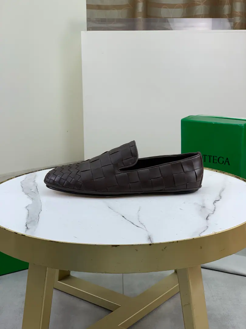 Plant prices Top Quality（That's a big line.）💎💎💎 BOTTEGA VENETAThe network is synchronizing the latest money. Top-level market top versionBVBusiness shoes, Accept material matching Shoes comparison Process Comparison It's practical and qualitative.·It's a lot of things., The more you look, the more you smell.. Pure hand-weaving process Shoe-faced material, Import original hand-weaved cattle skin Quality water in the interior to dye the skin of the sheep The original custom custom is a very big hand job. Size: Women35-39（34 40Do it.）Men39-44（38 45Do it.） OriginalBVGreen Box, Full package.