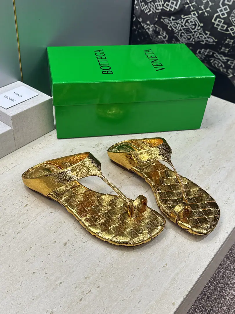 Plant prices Bottega Veneta The Fluttershy.2026Spring and summer weavers. BVLetterlogoA toe-toe slipper. Material:I'll import a cow's skin on my shoe./Import of metal cow skin+In the skin of the watered cow.+Italy is a big-ass country. Size: 35-42(40.41.42Custom without re-offer）