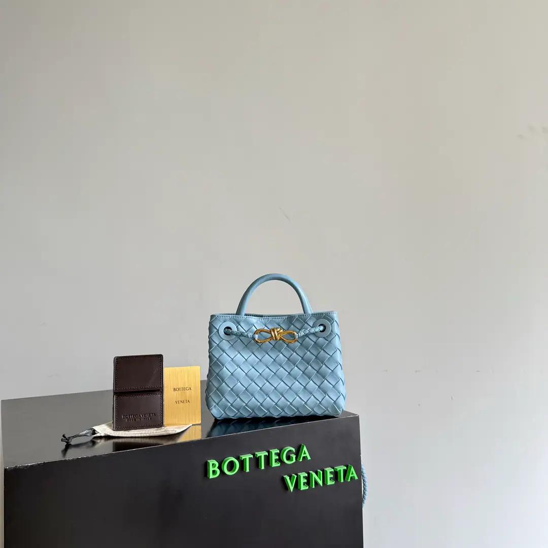 I've been waiting for you.Mini AndiamoFinally!🤩, Use classicIntrecciatoWeaver process, It's a soft match.NappaLamb skin., Feels like clouds.☁️, The landmark mussels are wired with metal buttons., It's a low-key pen.✨, It's expensive to look at without a word.. The commuting suit makes a good air., It's a free-flowing set and a loose atmosphere., The little handheld is so beautifully designed., ♪ Slash and second to sex ♪～It's worth it., This one's got a little gold card., And have a set of cards that you own., Isn't that a disguised package for a large bag?, There's a surprise coming down the two-dimensional code on the scan.🥰. Paragraph: 874957 Dimensions: 20*15*9cm