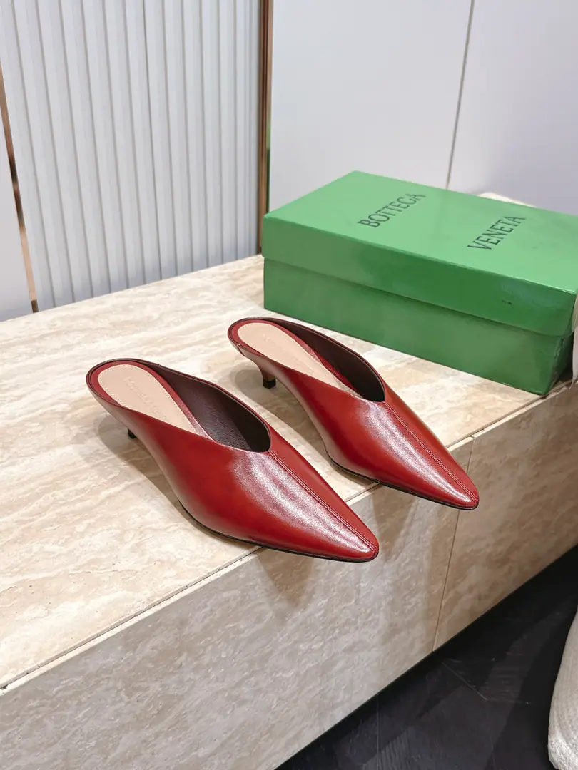 BOTTEGA VENETA26vsThe latest set of spring-roll shoes in the morning and autumn.…… BVPointy cat and half-slip shoes. The tip and the feet are so sexy.！It's so beautiful.！This shoe has a great sense of excellence.！You're a good-looking fairy. It's a fashionable and design-oriented thing. Especially high because there's a gel cushion on the sole of the shoe that won't be tired for a day., With a sense of quality and quality., Don't be a good match for the last class., Soft Water, Take a rest.…… ❶Fabulous.: Original customized sheep skin ❷Uchi.: Original customized sheep skin ❸Foot.: Original customized sheep skin ❹Otsumi!: Original custom customized for real leather ❺He's tall.: 4cm ❻Packaging: Original package ❼Codes: 35-39（40.41.42.Custom without re-offer）