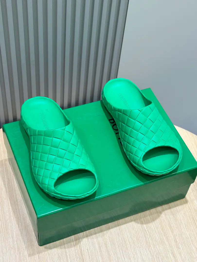 BV A man's sandal shoe. Shoes. Beebee Super-light rubber garden shoes. The humanities. Body plastic shoes. Thick Bottom Height4centimetres Size:39-45