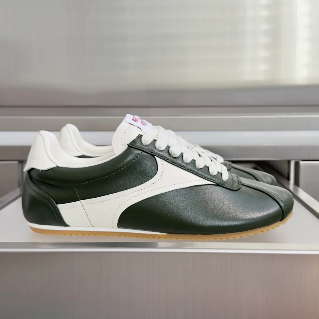 Top Version: Female/Men Bottega Veneta The Fluttershy.BV ShotSeries - Tetsu. Leisure Sports shoes 26Winter New City sneakers. Inspired by sport. SHOT Yes.“Fire!”Meaning The moment of rapid change in the movement is captured. Flexible shoe body and light shoe bottom design And they're responding to the dynamics of the shoes., Light, The stunned sense of profit.70The construction of the sandals in the training years. Stereo-collage through sutures on both sides ♪ Make shoes radians that fit their feet ♪ Not to crush the invisible height of your toes. Send a cabinet for fine packaging🛍📦 ▪️Fabulous.: Original customized head-level cattle skin ▪️Uchi.: Imports of soft sheep skins ▪️Shoes under the sole.: Original Open Model Slide-InTPUMaterial ▪️Bottom: 3CM ▪️Size: Female35-41 / Men39-45