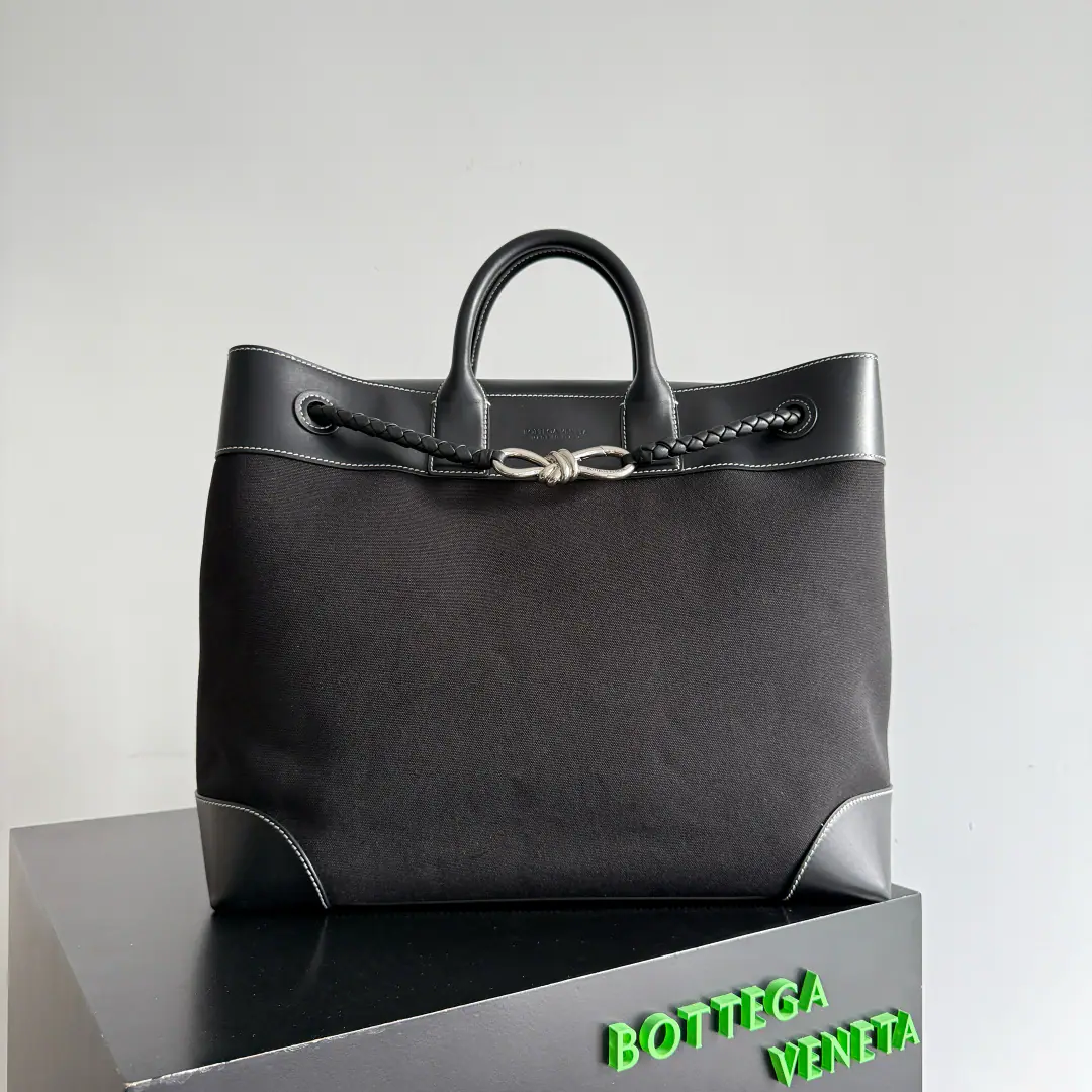 Bottega Veneta 2026New paragraphAndiamo Voyager You recommended this low-profile, luxurious creature for the big bag you've been looking for.！It's not so much as a good job., I'll take care of the day stuff., The weekend trip.. Neutral style, Designed for modern urban women and men, Weaving leather soft and durability touch, Adjustable to unwind slanted shoulder belts, I mean, whether it's a business meeting or a city adventure., You're in control of the whole place.. It's a single thing that can be accompanied for long., It's worth it.！ Paragraph: 827066 Dimensions: 43*39*20cm
