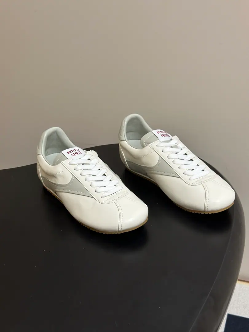 Bottega Veneta BVThe Fluttershy. 26ss The new early autumn. The Guagan shoes. Old money and a tacky shoes. A low-profile, high-level atmosphere with a softly re-reading ancient culture., Sides of a light colored block that spelt into the atmosphere., The white stripes are a hundred times a day., The shoe tongue label details are very low profile., The whole version is easy to read., No extra plethora of designs.. Very simple regood-style combination low-key impact design, ♪ To abandon the preposterous decorative master of quality ♪, You can't be so quiet about it., I'm gonna be easy to keep up with the routine., It's a classic shoe with a regular foot.. Shoe.: Cows are counter-feat./Bullskins. Inside, put your feet on the inside.: Lamb skin. Shoes under the sole.: The original model of the rubber floor. Codes: 35-40（40Make a no-refund order.）