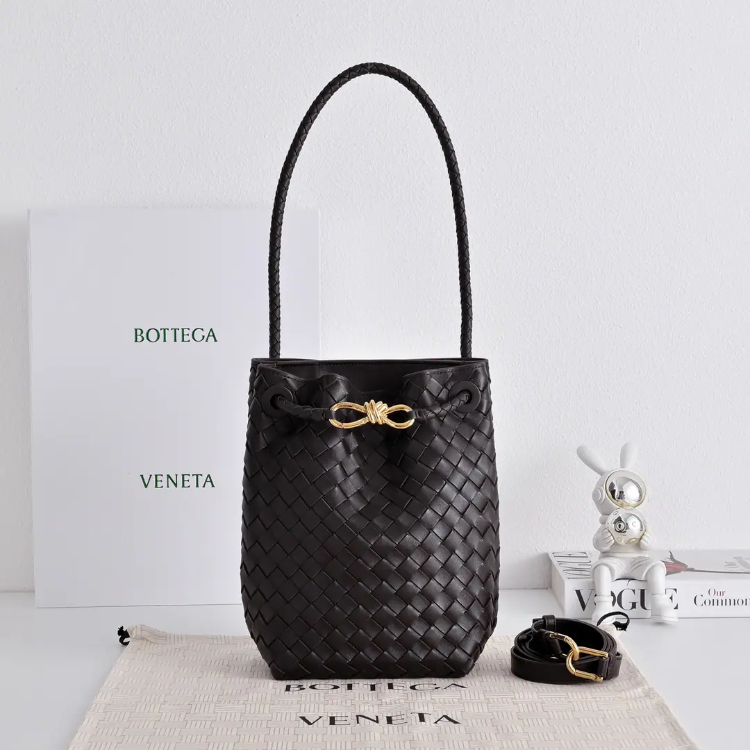 Bottega Veneta AndiamoWrote bucket bags, AdoptionIntrecciatoHand-weaving process, NappaPlum-skins., ♪ Soft and delicate ♪, Metal cord button design is simple and recognizable., It's a break and a decoration., Medium Capacity, I can handle my time off., Hands., Armor!, Slash multiple backs., It's practical and fashionable., Autumn with a sweater., ♪ Make a sense of the slobgy atmosphere ♪ Paragraph: 5759 Dimensions: 18.5*30*11cm