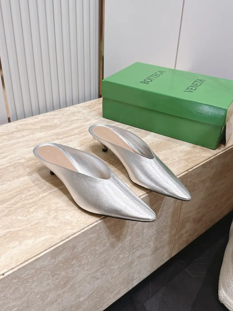 BOTTEGA VENETA26vsThe latest set of spring-roll shoes in the morning and autumn.…… BVPointy cat and half-slip shoes. The tip and the feet are so sexy.！It's so beautiful.！This shoe has a great sense of excellence.！You're a good-looking fairy. It's a fashionable and design-oriented thing. Especially high because there's a gel cushion on the sole of the shoe that won't be tired for a day., With a sense of quality and quality., Don't be a good match for the last class., Soft Water, Take a rest.…… ❶Fabulous.: Original customized sheep skin ❷Uchi.: Original customized sheep skin ❸Foot.: Original customized sheep skin ❹Otsumi!: Original custom customized for real leather ❺He's tall.: 4cm ❻Packaging: Original package ❼Codes: 35-39（40.41.42.Custom without re-offer） ☀Colours:Synchronise update of the network