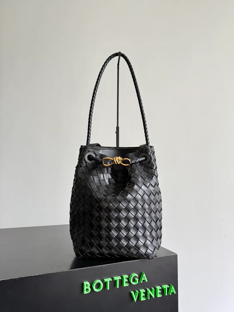 Bottega Veneta AndiamoWrote bucket bags, AdoptionIntrecciatoHand-weaving process, NappaPlum-skins., ♪ Soft and delicate ♪, Metal cord button design is simple and recognizable., It's a break and a decoration., Medium Capacity, I can handle my time off., Hands., Armor!, Slash multiple backs., It's practical and fashionable., Autumn with a sweater., ♪ Make a sense of the slobgy atmosphere ♪, Holy Paragraph: 855759 Dimensions: 18.5*30*11cm