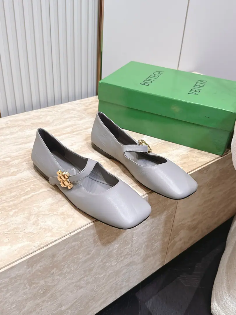 BOTTEGA VENETA 26vsThe latest set of spring-roll shoes in the morning and autumn.……BVA pair of flat shoes with a side end. The Red Book is a big star.！It's beautiful on the upper feet.！This shoe has a great sense of excellence.！You're a good-looking fairy. It's a fashionable and design-oriented thing. Especially high because there's a gel cushion on the sole of the shoe that won't be tired for a day., With a sense of quality and quality., Don't be a good match for the last class., Soft Water, Take a rest.…… ❶Fabulous.: Original customized sheep skin ❷Uchi.: Original customized sheep skin ❸Foot.: Original customized sheep skin ❹Otsumi!: Original custom customized for real leather ❺He's tall.: 1.0cm ❻Packaging: Original package ❼Codes: 35-39（40.41.42.Custom without re-offer）