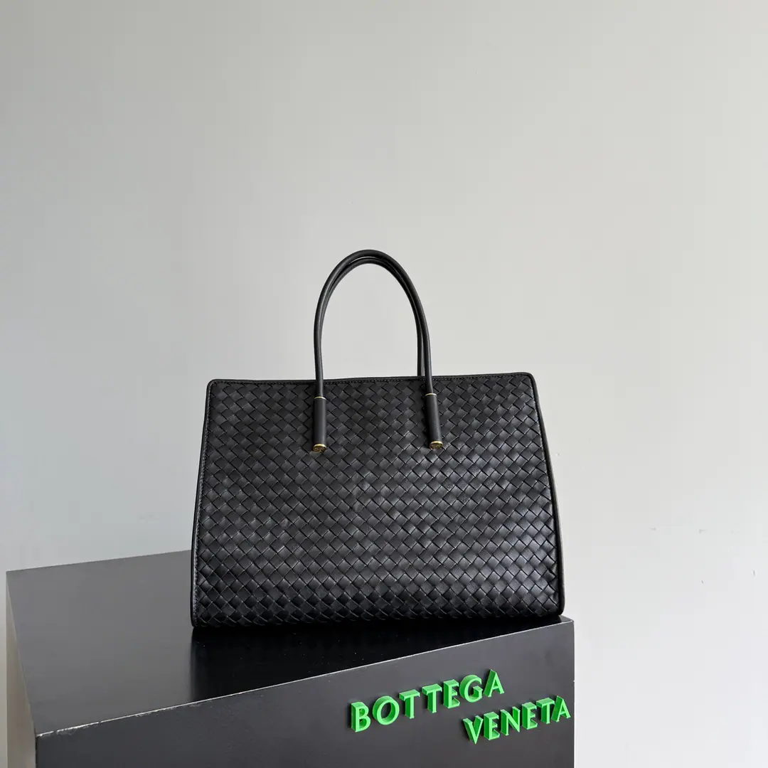Bottega Veneta BarBaraTot's bag was full of buttoned attachments., MatchDustbagSeries knitting rope bag used, It's a strong union.🤩 Usefulness and Colours Double Online, A soft-handed hand to the boner., Super-capacity super-capable., All commuters.holdStay.~ Paragraph: 868327 & 868505 Dimensions: 37*27*24cm & 29*25*6cm