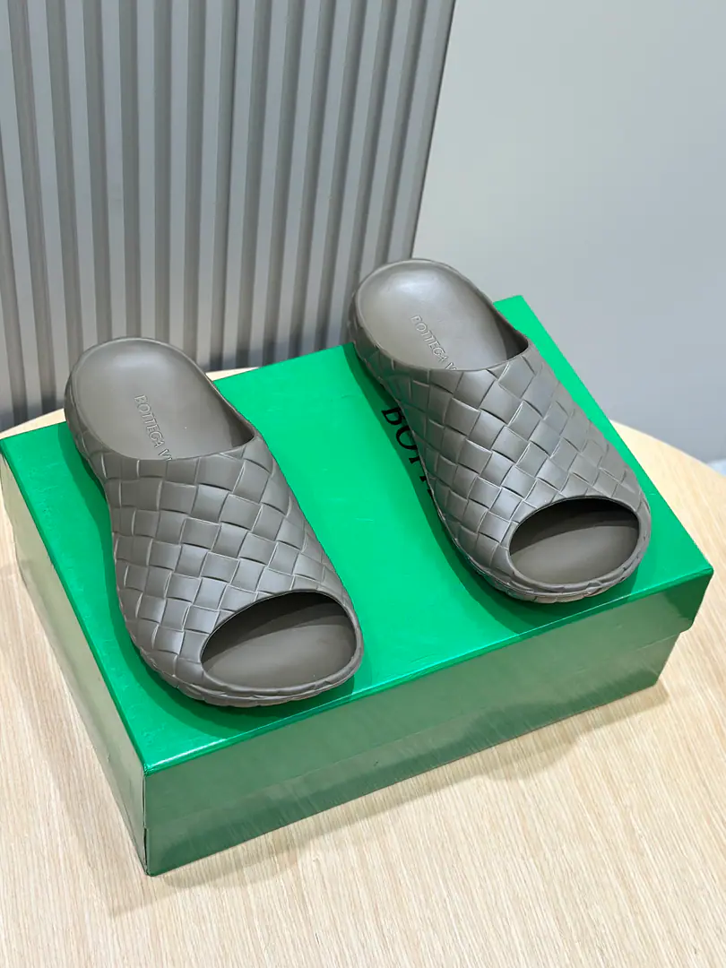 BV A man's sandal shoe. Shoes. Beebee Super-light rubber garden shoes. The humanities. Body plastic shoes. Thick Bottom Height4centimetres Size:39-45