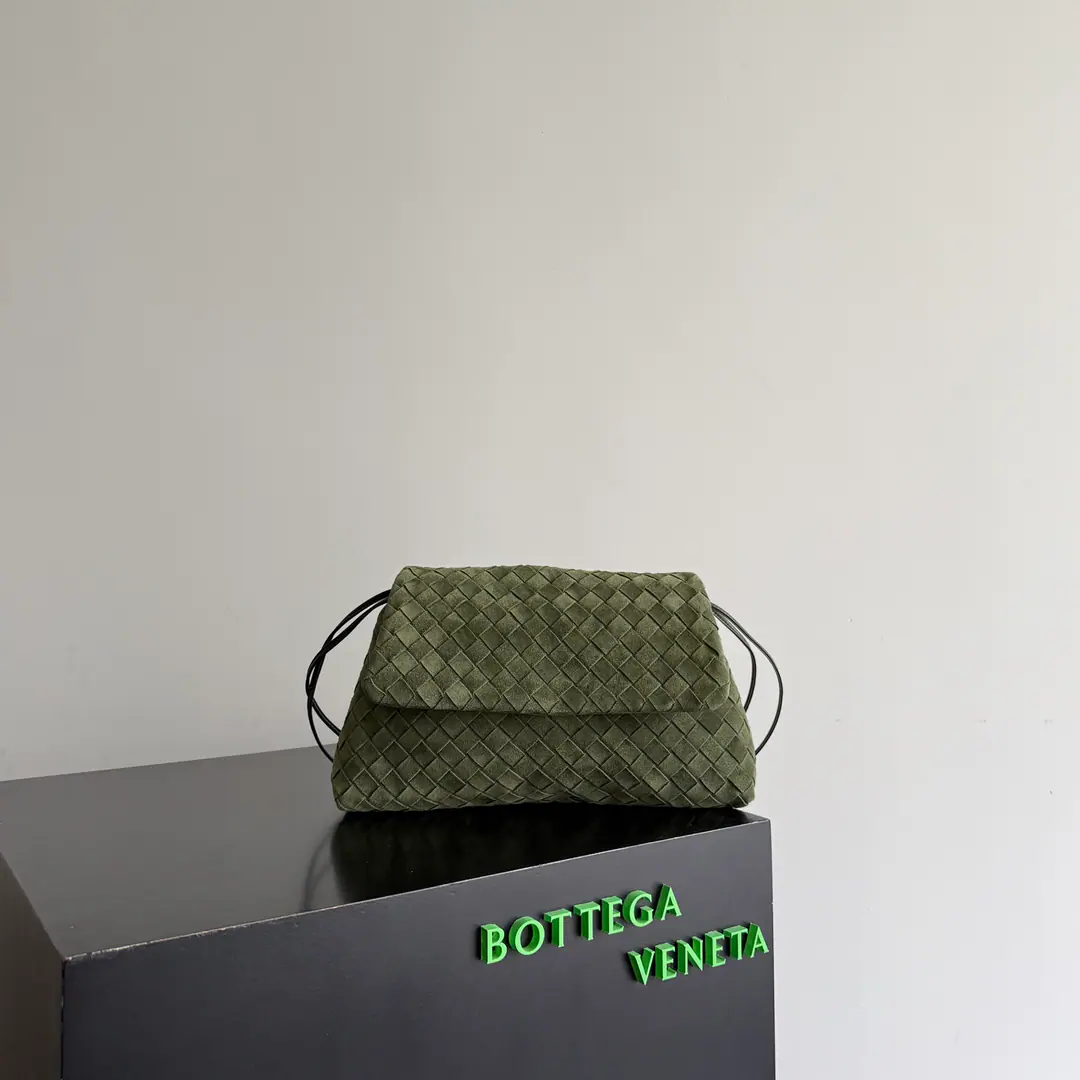 Bottega Veneta Dustbag Giorno Weaving the fuzzy handbags. ✨It's not just a little overstatement., It's you who's out of date.,It'll make it hard to see the presence of a man.！This one.IntrecciatoWeaving the velvet surfaces.Dustbag, Between soft and cool., That's good. That's good.～Misty-faced shape + Weaving Level, Feels good., Looks clean., Gentle, Easy.. Weaving the velvet face + - Pull the rope., Retro-senses are full.～The circle design can be carried., Hand., The slender is all fashionable., You can just get up there., Don't try to make it work.～♪ Autumn and winter wear the compost ♪！ Paragraph: 857657 Dimensions: 33*19*8cm