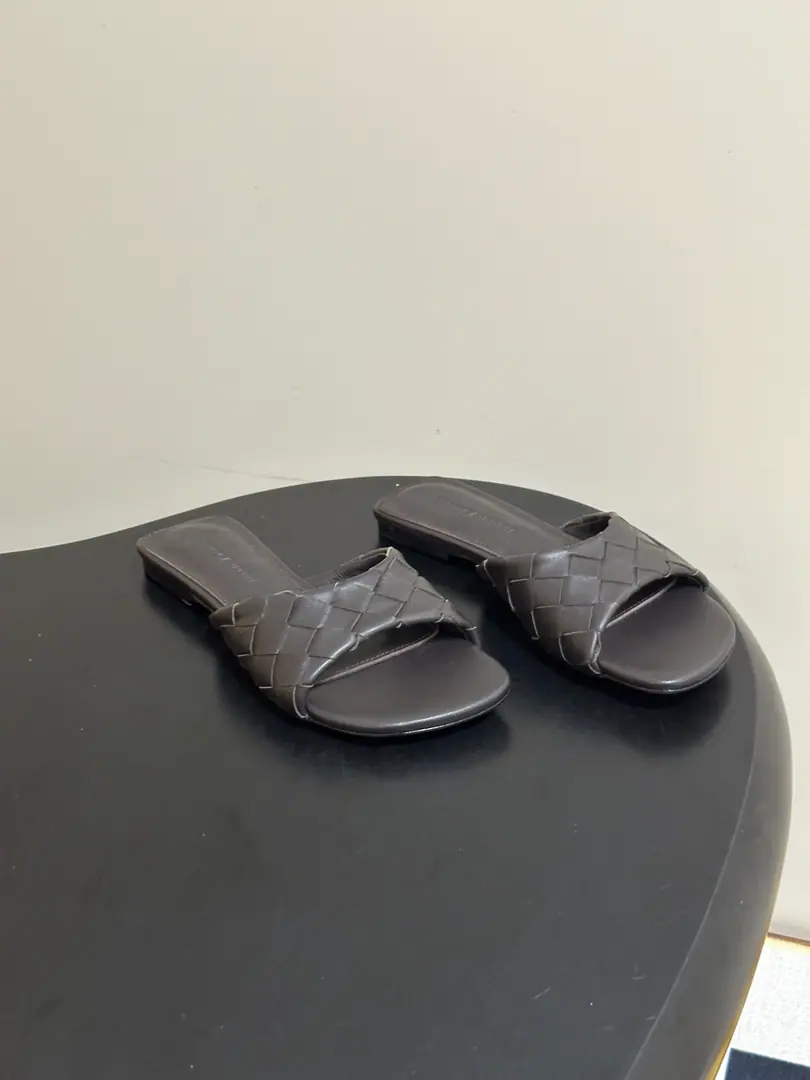 Top Quality BOTTEGA VENETA The Fluttershy. 2026Summer New Money BV LiviaMuller weaves sandals, squirts. ClassicIntrecciatoHand-weaving mythology, 12mmSoft and bottom height, ♪ Step on the loose ♪. The head is a very simple line., Low-saturated leather with a lot of gas.！Daily commute, It's all right for vacation., Low profile.logo, The quality is the best sign.！The beautiful fairy slippers are here.💥The money's gonna be tied up with Muller.！The delicate import is so soft and the skin is so strong.！Fine twisting decorations Jane is a very valuable man.！Low heels aren't tired., It's a steady walk.！Spring and summer just needed a single.！You can put on any dress., The pants are so emotional. The rich family is so full of slobber and slobber.！The Fluttershy. Bottega Veneta For every woman who walks around.. Shoe.: Customize weaves of cattle skin Inside, put your feet on the inside.: Bullskins. Shoes under the sole.: The Italian skin is a big thing. Codes: 35-39(40.41.42I'll make sure I don't change it.)