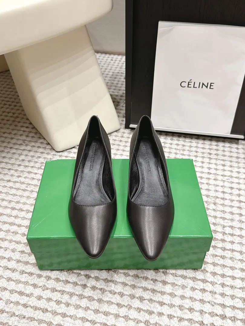 Requisition level Bottega Veneta26/ New paragraph Brief Cats and heels. A stale, stunned design., Perfectly modulated feet., The upper leg is a fine foot., Just pull the legs off., The air is full.. The very simple shoe line is not extra decorated., I'll put my high senses in my bones., Low profile and expensive., It's a totally professional attack.. It's easy to fit into all the styles., Whether it's a simple-looking suitor or not., Or a city-class Quality-Assorted beauty., These shoes are perfect for your taste.. I'm gonna close my eyes and get my hands on the money., - Morning., Just put it in your shoe cabinet.！ Shoe.: Lamb skin. Uchi.: Lamb skin. Otsumi!: Italy is a big-ass country. He's tall.: 4cm size: 35-42（40 41 42Custom without re-offer）