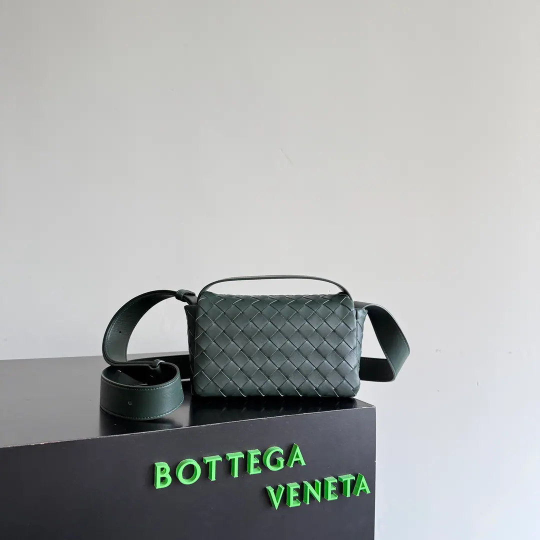 BV 26 The early spring new money. Intrecciato Mini Bag Full functional score！ The classic knitting process is a magic square., The line of square justice fills the mesmerized wind., Boys are so good-looking., Girls are so cool.～The skin of the cattle is resistant to the milling., The daily work is not in any way painful., SliplineNappaLittle sheep's skin., Feels so good.～With two shoulders., Short shoulder belts can be broken., Long shoulder band is fine., Handheld or slashed toggles super-flexible, The caps are designed to be steal-proof and sharp., Cell phones, Wallet., It can be loaded.. Daily commute, It's a good look for the way out.. Paragraph: 857931 Dimensions: 20*12*6.5cm